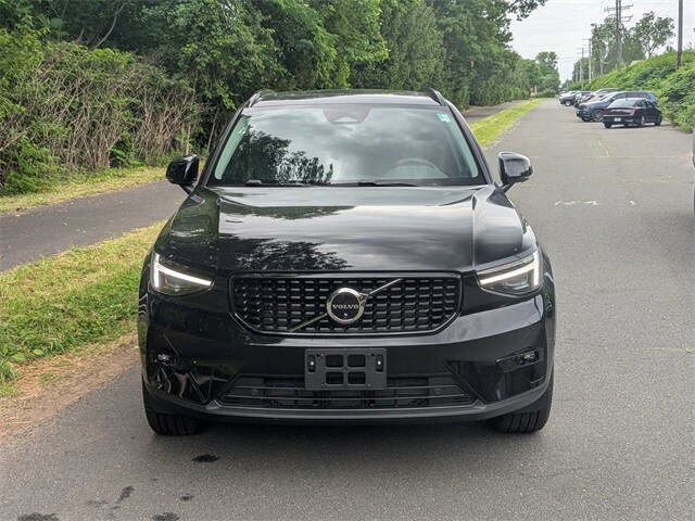 2025 Volvo XC40 Plus photo 2