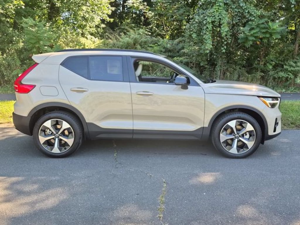 New 2026 Volvo XC40 B5 Plus SUV