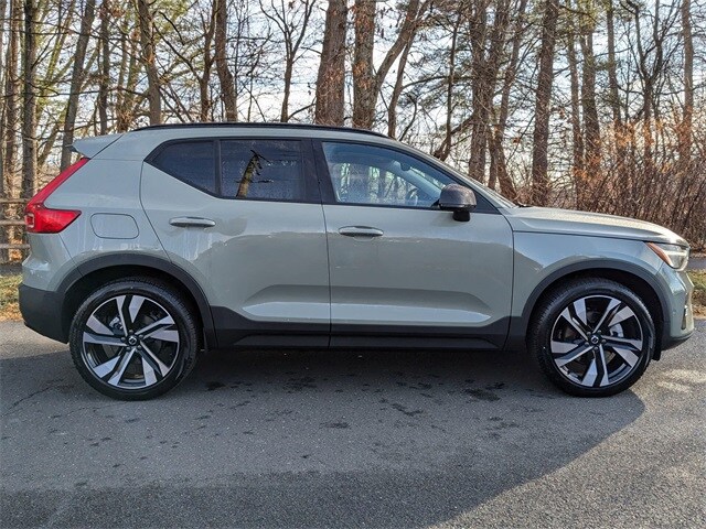 2025 Volvo XC40 photo 3