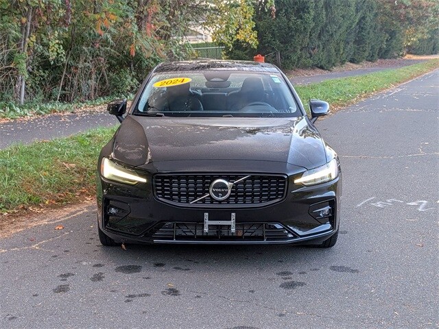 2024 Volvo S60 B5 Plus photo 2