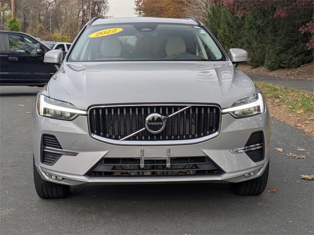 2022 Volvo XC60 B5 Momentum photo 2