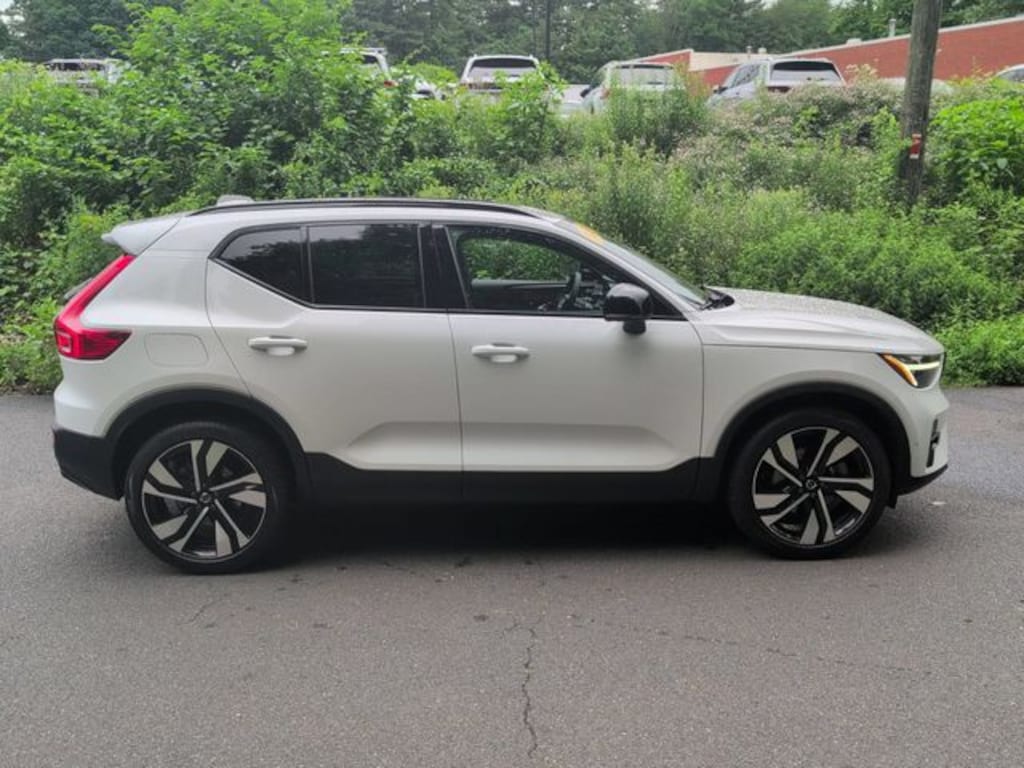 Certified 2024 Volvo XC40 B5 Ultimate Dark SUV