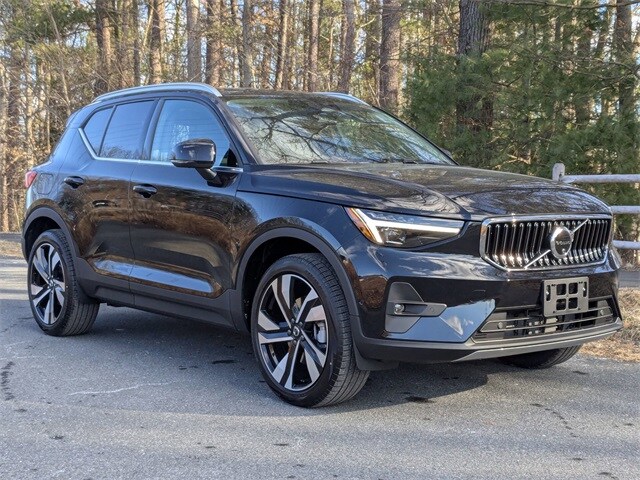 2025 Volvo XC40 Plus photo 2