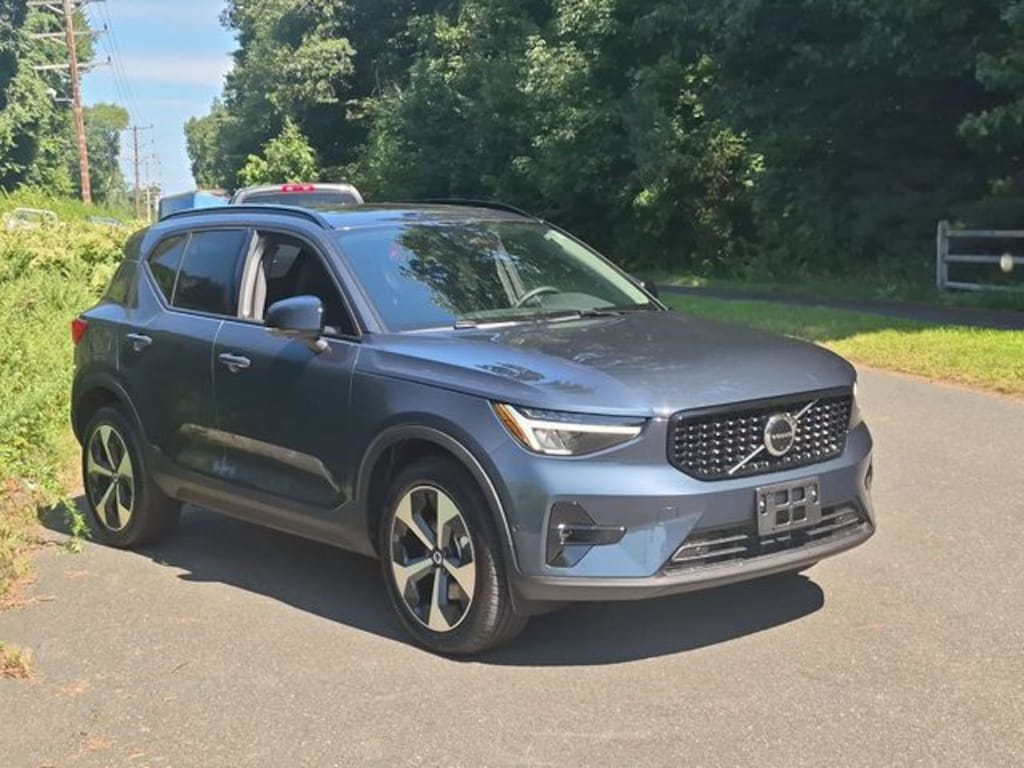 New 2026 Volvo XC40 B5 Plus SUV