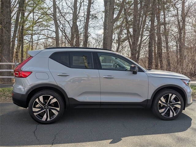 2025 Volvo XC40 Plus photo 3