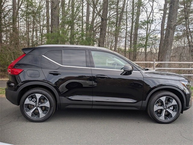 2025 Volvo XC40 Core photo 3