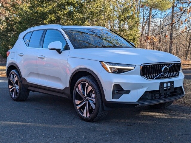 2025 Volvo XC40 photo 2