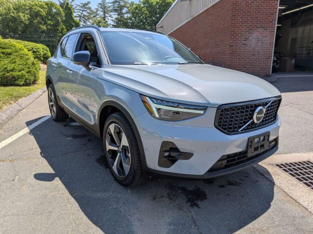 New 2026 Volvo XC40 B5 Plus SUV