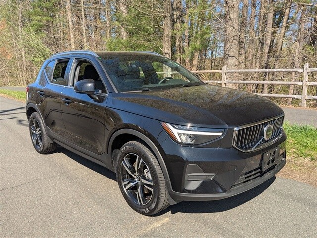 2025 Volvo XC40 Core photo 2