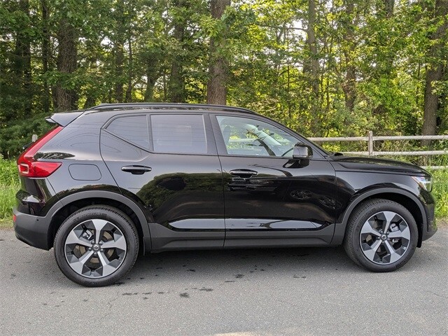 2025 Volvo XC40 Plus photo 2