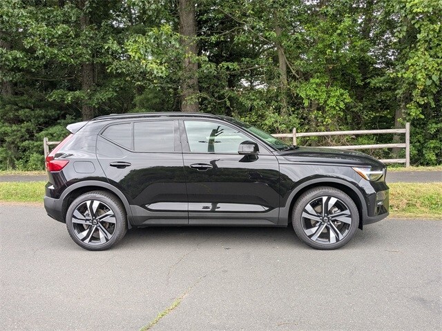 2025 Volvo XC40 Plus photo 4