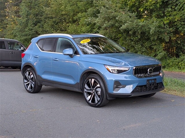 2024 Volvo XC40 Plus photo 2