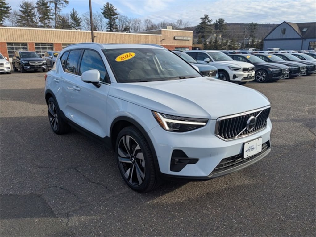Certified 2024 Volvo XC40 B5 Plus Bright SUV