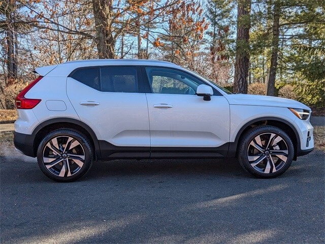 2025 Volvo XC40 photo 3