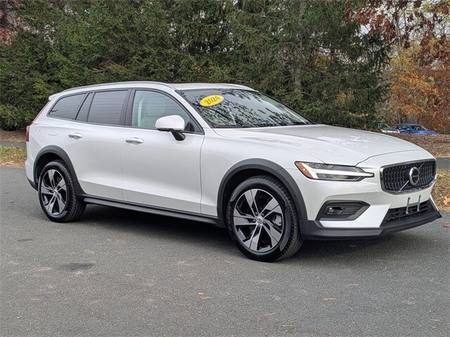 2024 Volvo V60 Cross Country B5 Plus photo 2