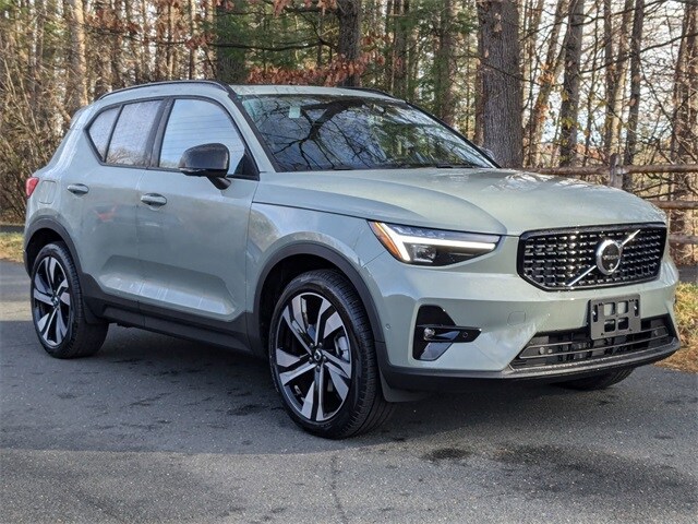 2025 Volvo XC40 photo 2