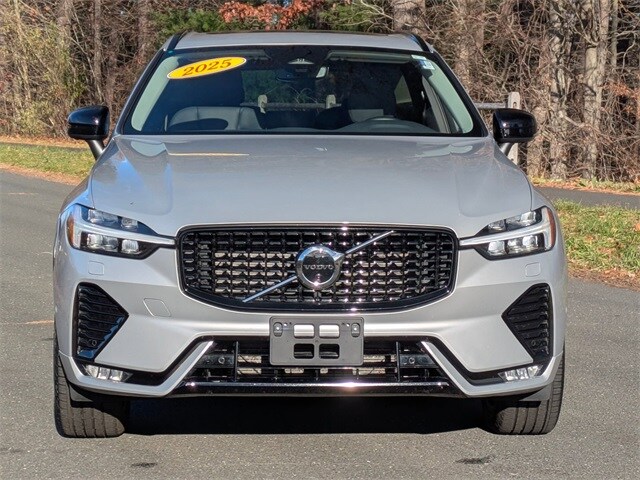 2025 Volvo XC60 B5 Plus photo 2