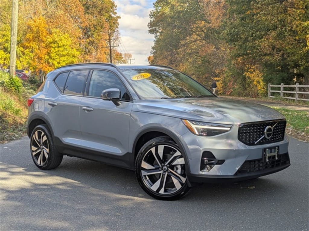 Used 2023 Volvo XC40 B5 AWD Ultimate Dark SUV