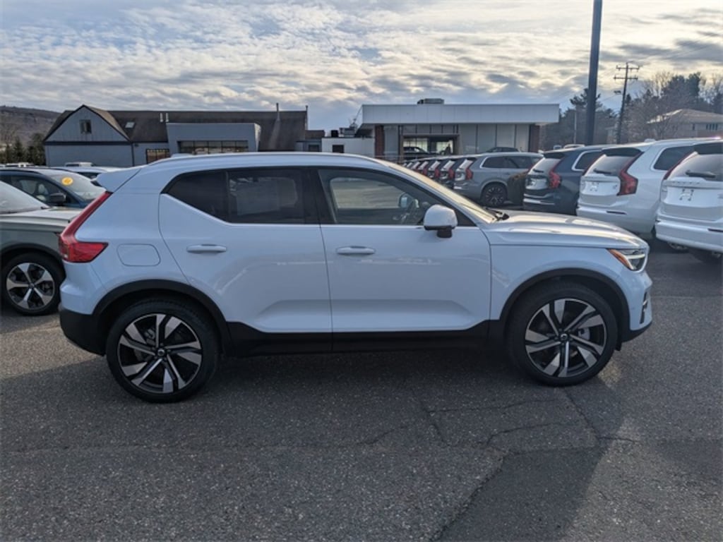 Certified 2024 Volvo XC40 B5 Plus Bright SUV