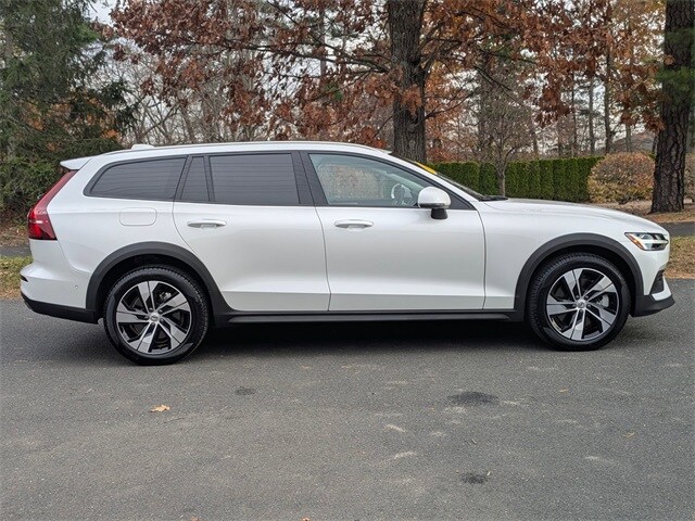 2024 Volvo V60 Cross Country B5 Plus photo 3