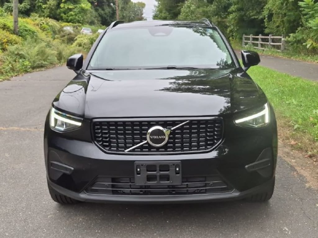 New 2026 Volvo XC40 B5 Core SUV
