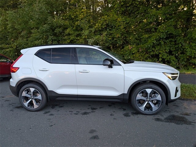 2025 Volvo XC40 Plus photo 2