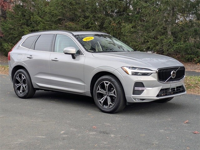 2022 Volvo XC60 B5 Momentum photo 3