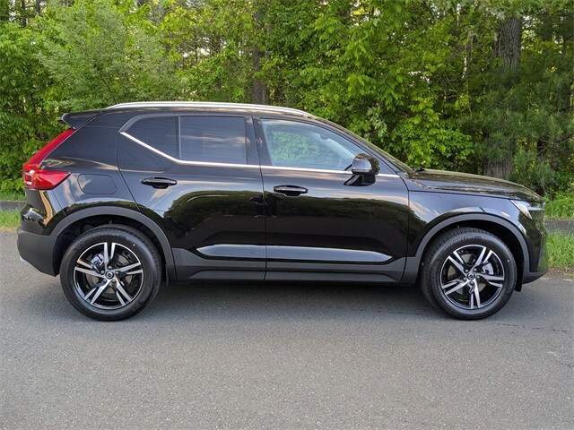 2025 Volvo XC40 Core photo 4