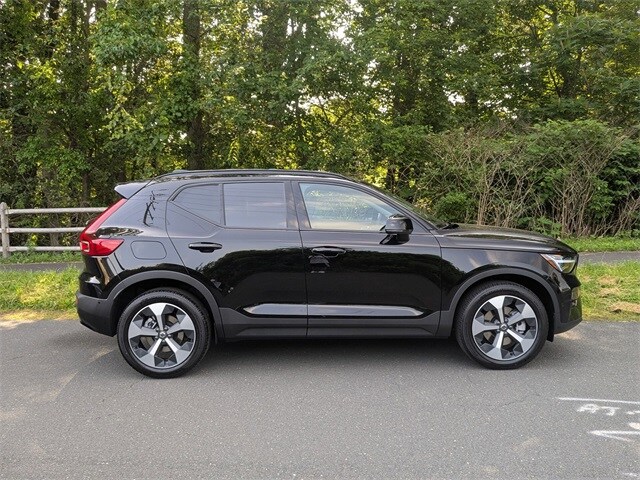 2026 Volvo XC40 Plus photo 2