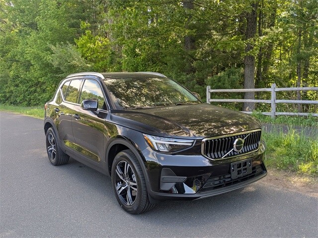 2025 Volvo XC40 Core photo 3