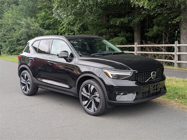 2025 Volvo XC40 Plus photo 3