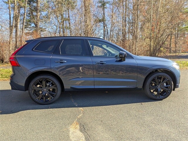 2026 Volvo XC60 B5 Black Edition photo 2