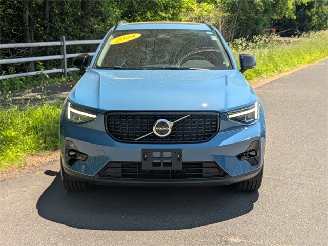 2023 Volvo XC40 AWD Plus photo 2