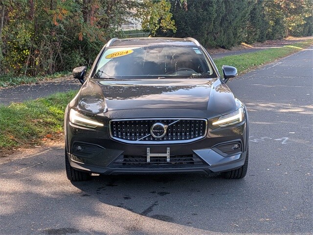 2024 Volvo V60 Cross Country B5 Ultimate photo 2