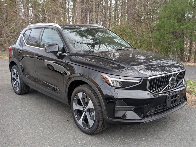 2025 Volvo XC40 Core photo 2