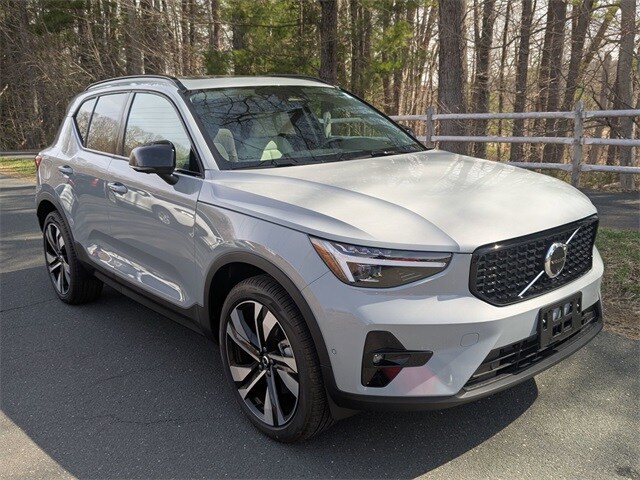 2025 Volvo XC40 Plus photo 2