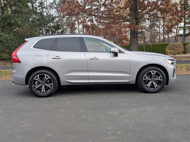 2022 Volvo XC60 B5 Momentum photo 4