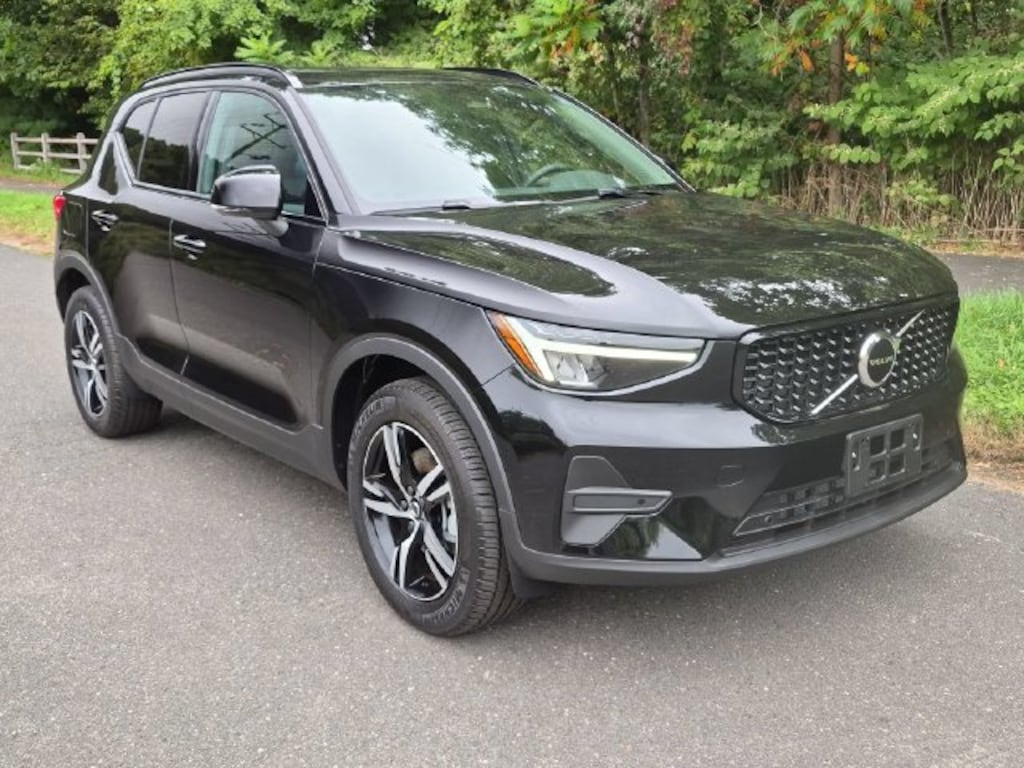 New 2026 Volvo XC40 B5 Core SUV
