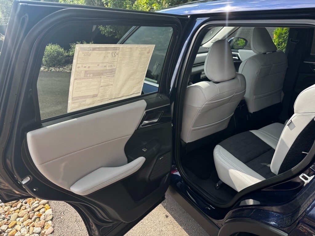 2025 Mitsubishi Outlander SE - Photo 18
