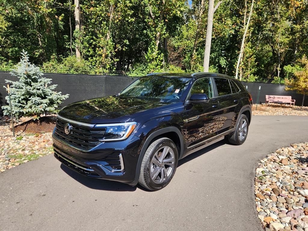 2024 Volkswagen Atlas Cross Sport SEL R-LINE's photo