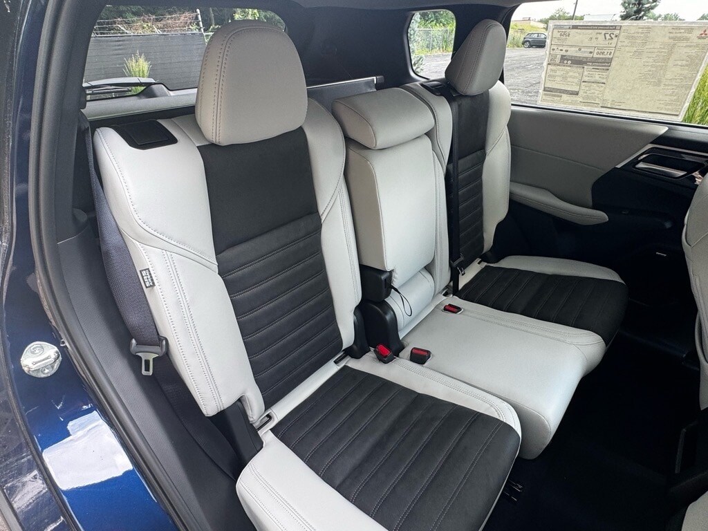 2025 Mitsubishi Outlander SE - Photo 14