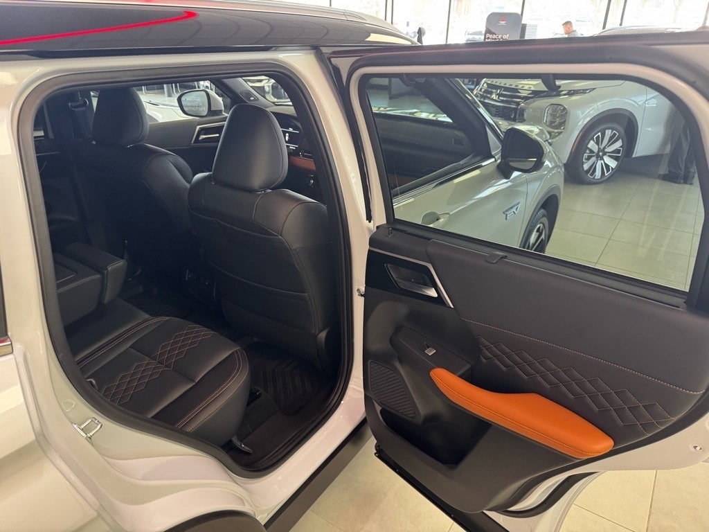 2025 Mitsubishi Outlander Plug-in Hybrid SEL - Photo 13
