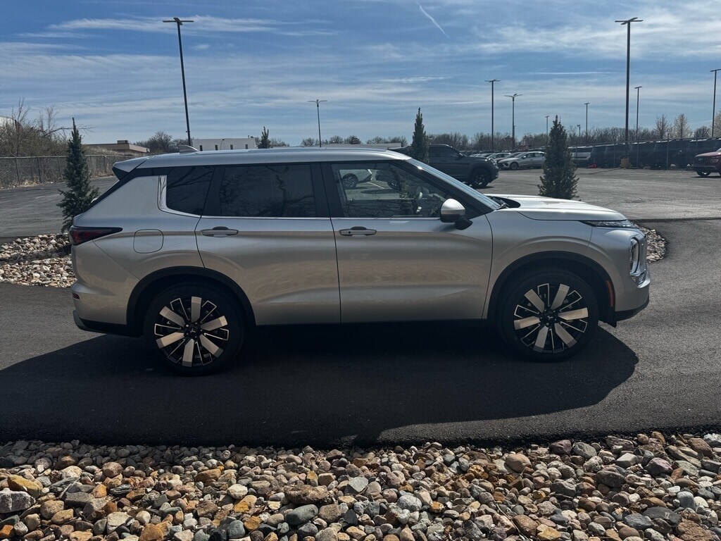 2025 Mitsubishi Outlander SE - Photo 6