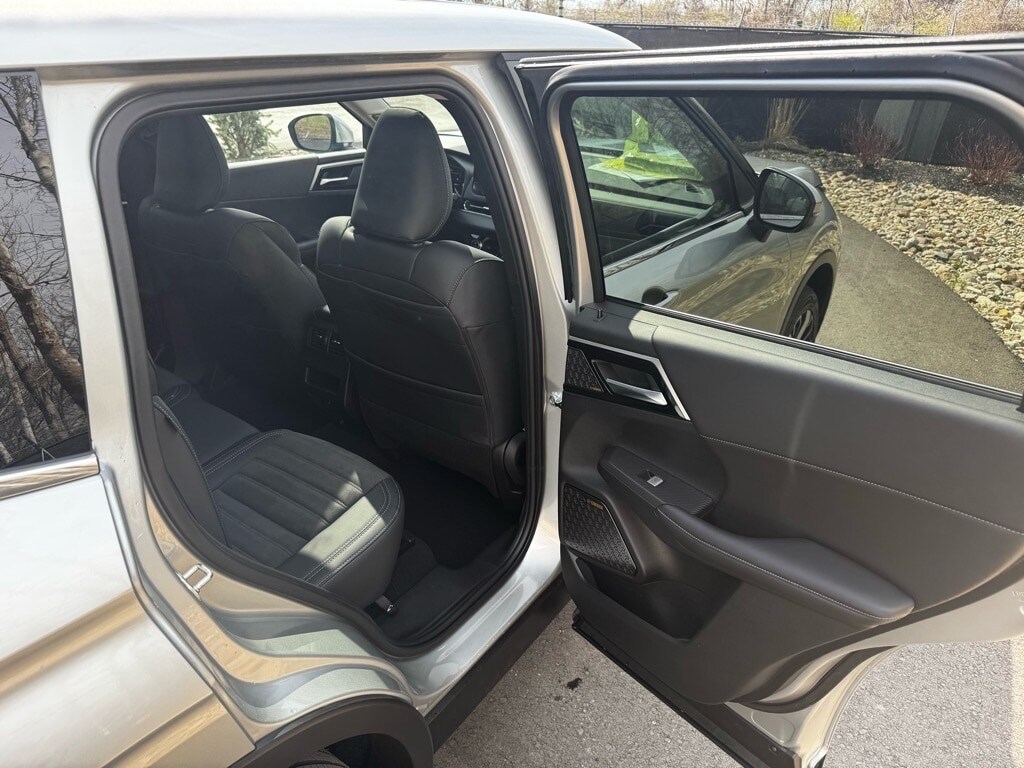 2025 Mitsubishi Outlander SE - Photo 13