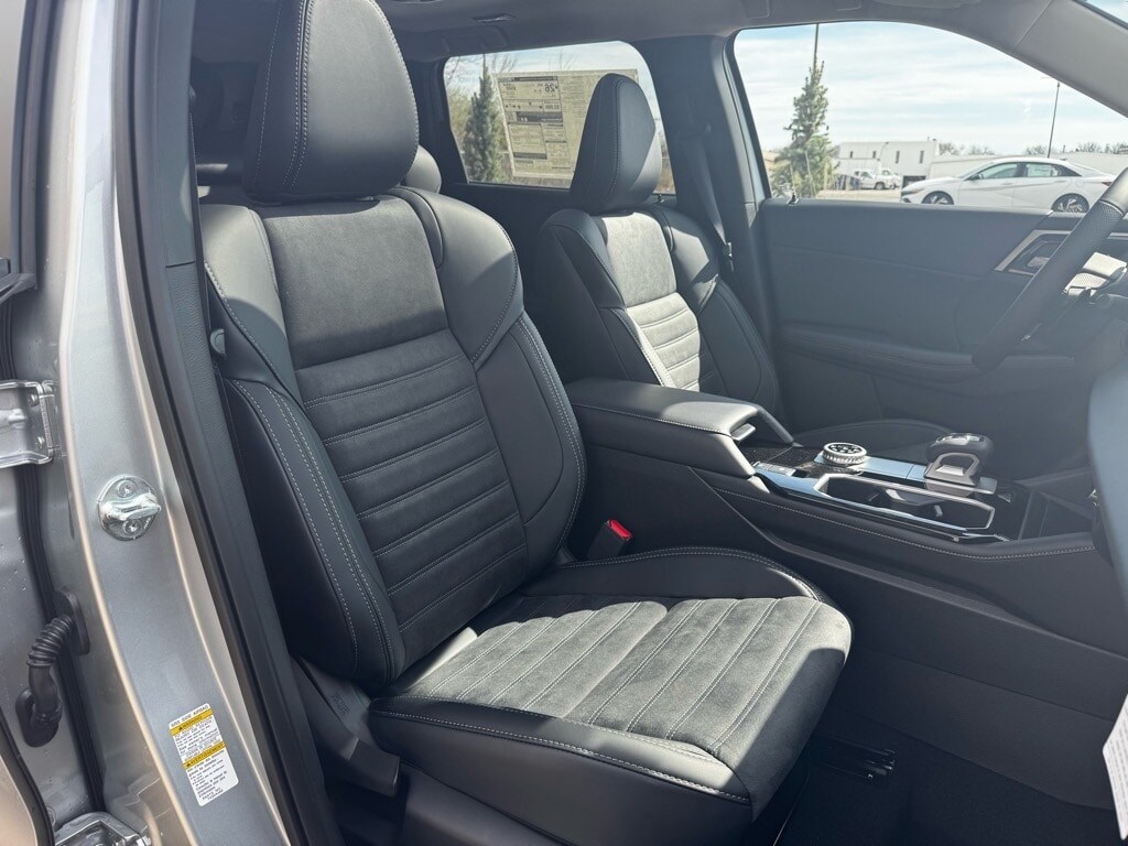 2025 Mitsubishi Outlander SE - Photo 12