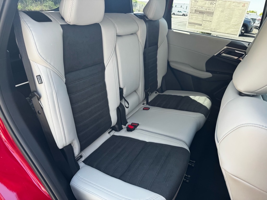 2025 Mitsubishi Outlander SE - Photo 14