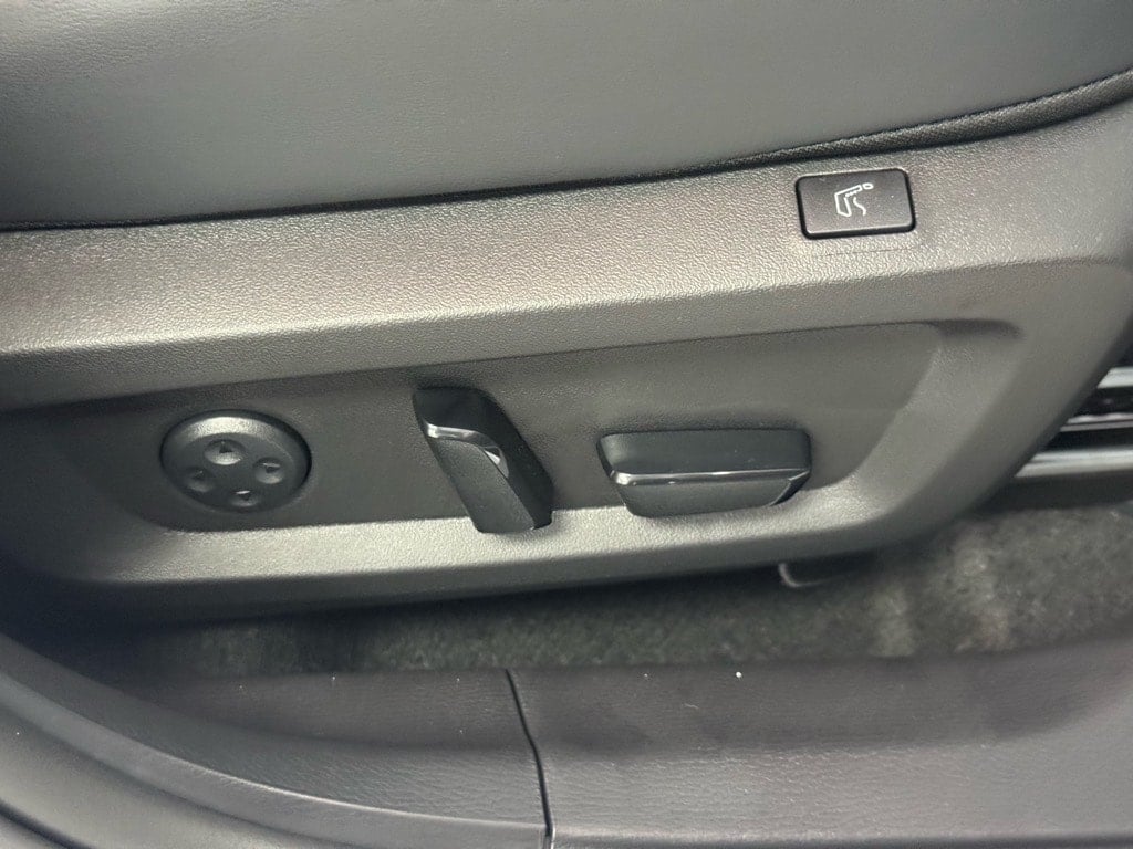 2025 Mitsubishi Outlander Plug-in Hybrid SEL - Photo 12