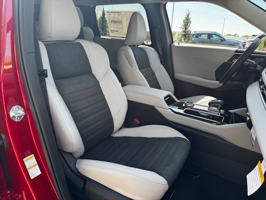 2025 Mitsubishi Outlander SE - Photo 12