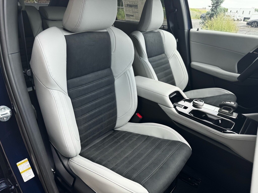 2025 Mitsubishi Outlander SE - Photo 12