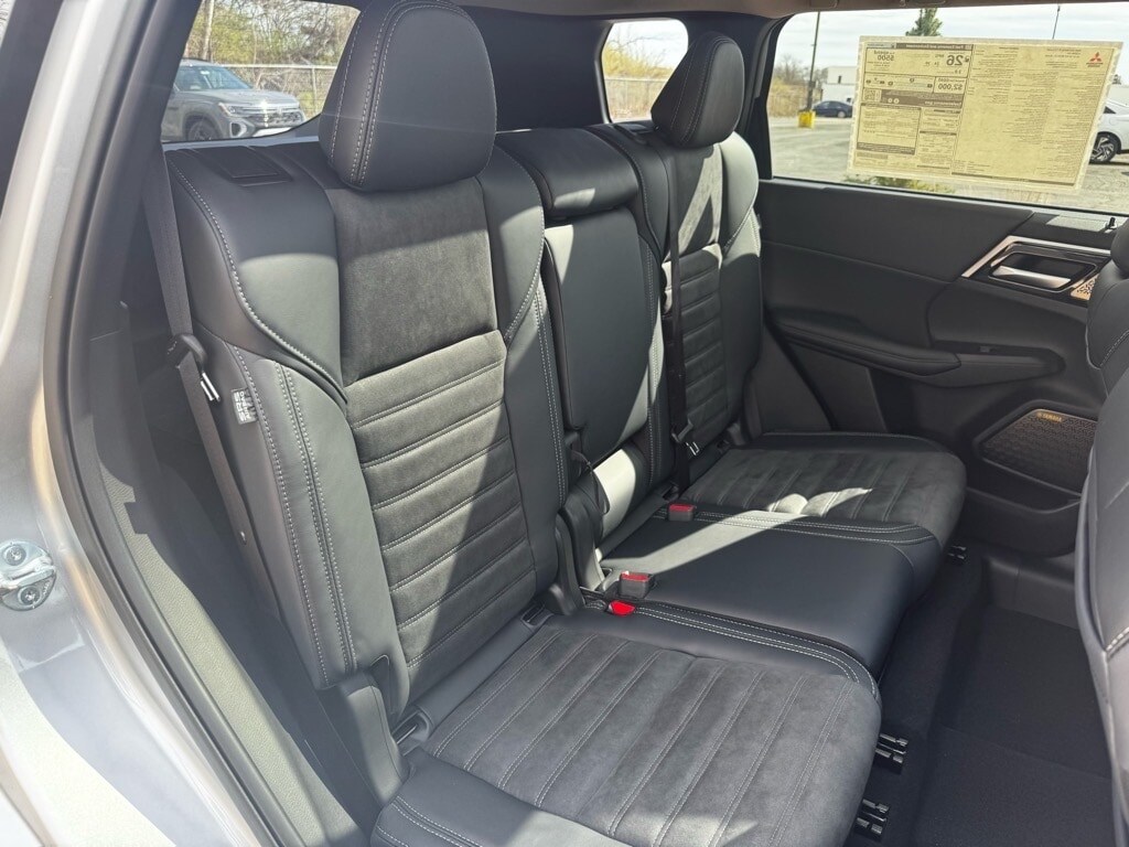 2025 Mitsubishi Outlander SE - Photo 14